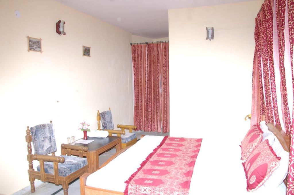 Hotel Arsh International Nainital Quarto foto